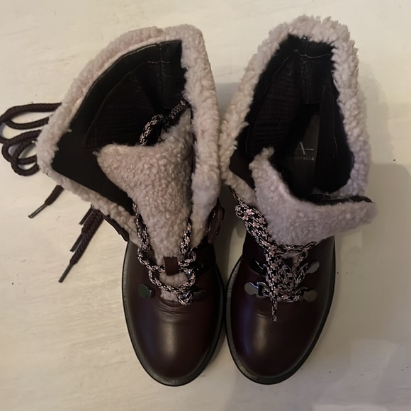 Aquatalia Jamie Boots; Leather & Shearling; Size 8 - Picture 4 of 11